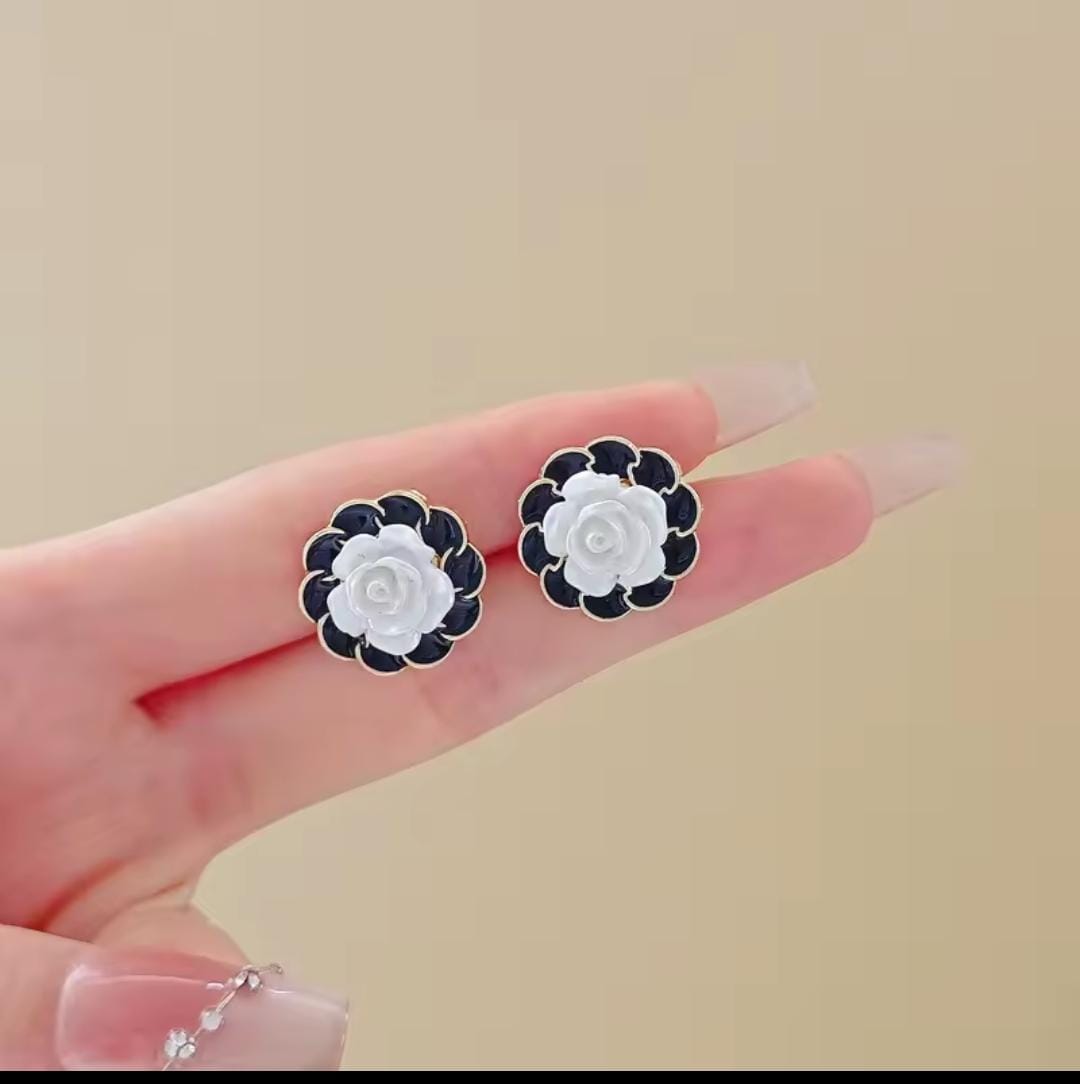 Good Quality Beautiful Earrings Pair (BLACK FLOWER STYLE) - Image 3