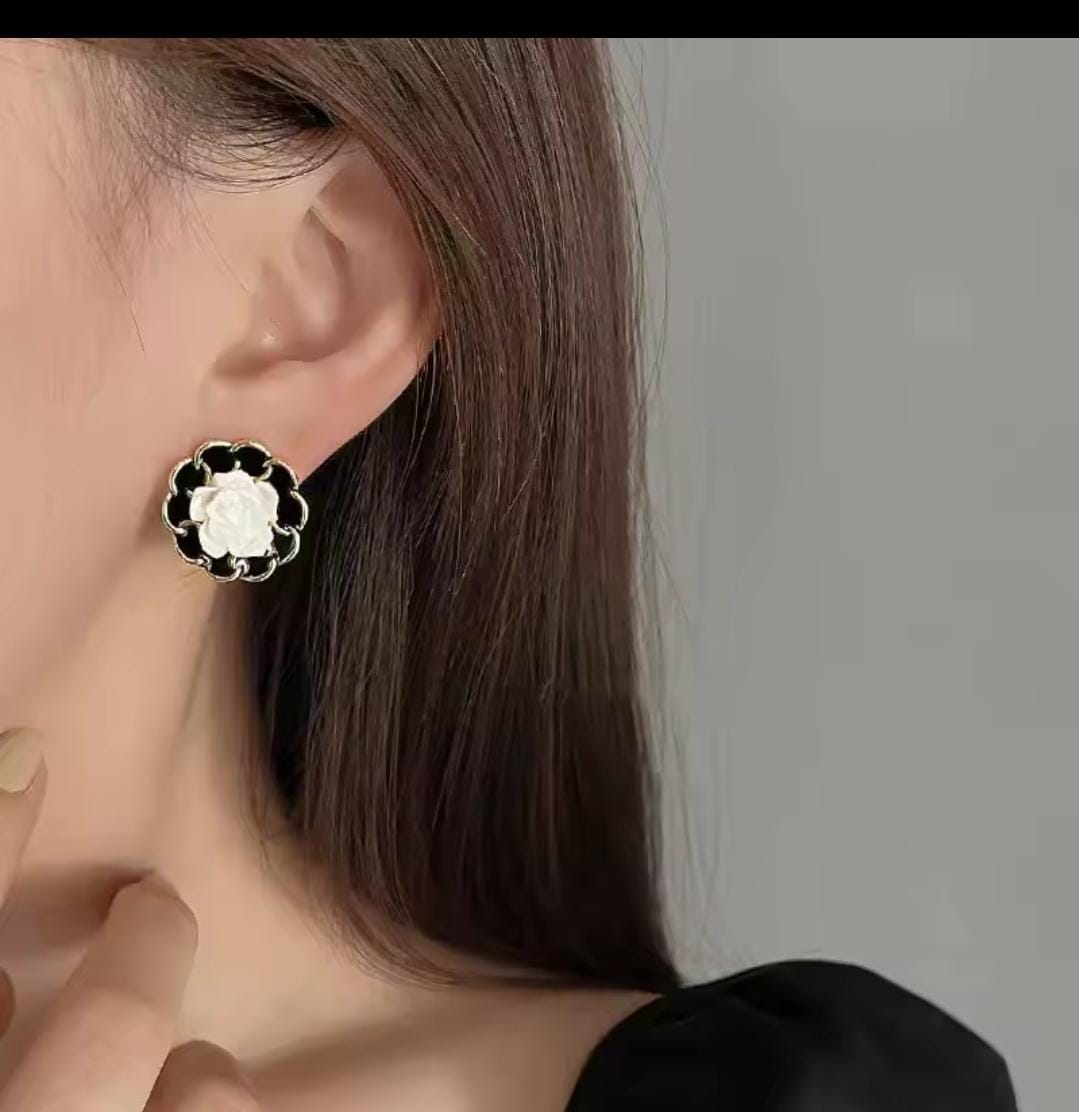 Good Quality Beautiful Earrings Pair (BLACK FLOWER STYLE) - Image 2