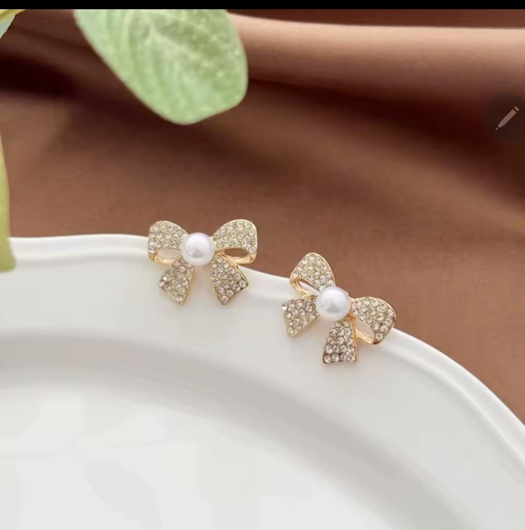Good Quality Beautiful Earrings Pair (BOW STYLE) - Image 4