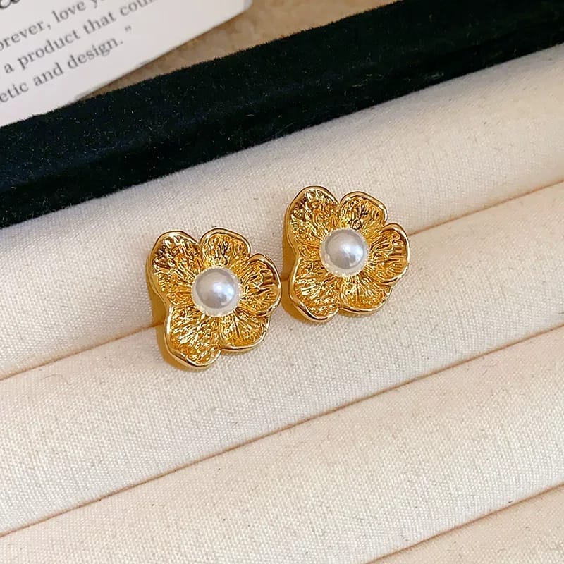 Good Quality Beautiful Earrings Pair - Image 3